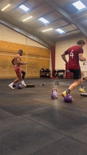 Jean Marc Gossart on Instagram: "2 athlètes, 3 consignes 🔥🧨⚡️ . ➡️ Précision du geste 🎯 . ➡️Vitesse max d’exécution ⚡️⚡️ . ➡️ Temps de contact au sol 💥💥 . « Ce n’est pas que du talent. C’est surtout du travail !! » @charleslaloi @da_flashdakuwaqa 🫡💪 #preparationphysique #rugbyplayer #performance #workhardplayhard #explosivité @crossfit_strong_bear"