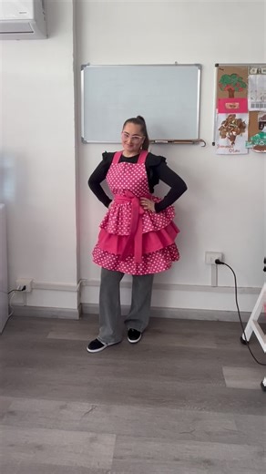 ✨El delantal que te hará brillar en la cocina ✨ Diseñados para cocineras dinámicas como tú, nuestros delantales combinan estilo, comodidad y funcionalidad en cada detalle. Confeccionados con materiales resistentes y diseños únicos, te permiten moverte con libertad y destacar en la cocina. ✔️ Cómodos y ligeros para tu día a día. ✔️ Diseños exclusivos que reflejan tu personalidad. ✔️ Duraderos y prácticos, ideales para el ritmo de la cocina. Elige el tuyo y transforma cada cocina en una experienci