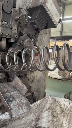 Industrial Manufacturing: In-Depth Look at Automatic Spring Coiling 工業製造：全自動スプリング成形プロセスの詳細