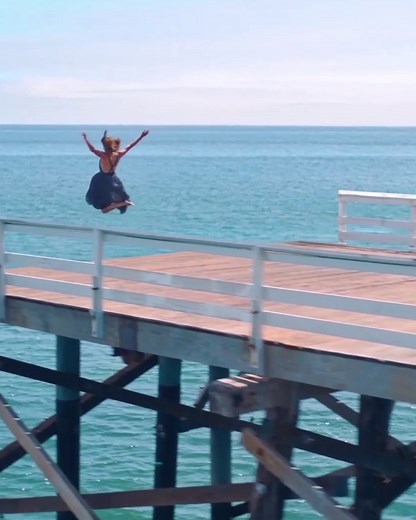 Puissante, vive et incisive, l’eau de parfum Miss Dior est une floralité sensuelle et cousue-main. Avec amour, par amour ! #missdiorforlove | Dior