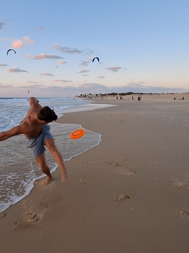 WHAT A COMBO!?!?!😱🔥😎 - - - #cinematography #pass #beach #foryou #fyp #freestylefrisbee #frisbee #trickshot #challenge #disc #Fitness #freestyle #captainamerica #boomerang #discraft #skill #powerplant #