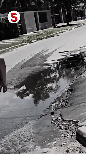 🔴#TUCUMÁN La “recibida” de un joven médico terminó en un inesperado resbalón viral En San Miguel de Tucumán, la celebración por la graduación de un joven médico se volvió viral por un momento tan inesperado como involuntariamente gracioso. Agustín había salido a festejar su reciente título y, descalzo y visiblemente emocionado, comenzó a correr por la vereda en medio de la alegría del momento. Sin embargo, un charco en la calle se cruzó en su camino y provocó que resbalara bruscamente, generand