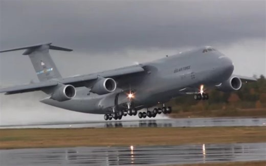 洛克希德C-5M超级银河是美军一款战略运输机，也是美空军库存中最大的飞机