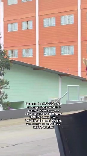 Quando o namorado surpreende com flores na faculdade