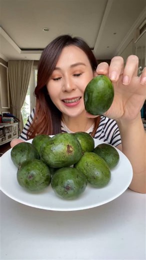 Sibungbung|Jkt Food Aficionado on Instagram: "Mangga imut …. Kecil kecil tapi manissss , katanya memang gak bisa besar mangga nya …. #sibungbung #mukbang #kulinerviral #reelsindonesia #reviewmakanan"