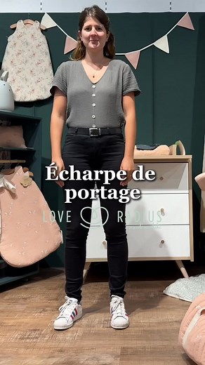 TUTO - ÉCHARPE DE PORTAGE Porter bébé en 1 minute chrono ? ⏱️ https://love-radius.com/fr/echarpe-de-portage-basic-37 Porter en écharpe peut faire un peu peur. Rassurez-vous, c'est comme lacer ses chaussures. Ça peut paraître impressionnant puis devenir un automatisme. 📌 Astuce : Pratiquez devant un miroir au début pour être sûr de bien ajuster ! 👉 On est dispo en MP ou commentaire si vous avez des questions (envoyez nous vos photos si vous voulez des conseils personnalisés :)) | Love Radius