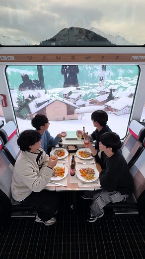 스위스에서 꼭 타야하는 빙하특급열차🚆 8시간동안 그림 같은 풍경에서 식사하고 지루할 틈이 없는 순간🇨🇭 Glacier Express #ineedswitzerland@glacierexpress.ch #glacierexpress #windowtothealps #swisstravelsystem #레일유럽 #Raileurope #스위스여행#여행틱톡커 #스위스 #traveltiktoker #traveltiktok #switherland #swiss @Switzerland Tourism