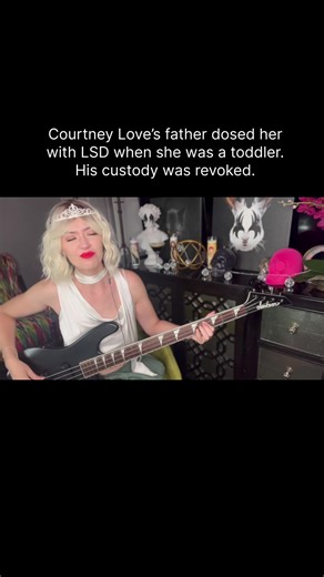 Love her or hate her, @courtneylove has had one hell of a life! And made two excellent albums with Hole. #grunge #90s #90smusic #courtneylove #womeninmusic