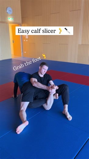 Calf slicers hurt 😢 🩸 Super easy entry from turtle. Make sure your tibia 🦴 is 90 degrees to your opponent’s and the sharp part of your tibia meets the meat of your opponent’s calf muscle. If he doesn’t tap to the pain, you can definitely do damage to the knee. Another option is to switch to the back. Follow to level up 📈 • • #mma #instructional #grappling #jiujitsu