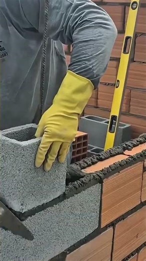 The process of installing reinforced concrete blocks is quickly installed on the foundation frame