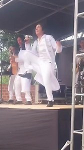 188K views · 719 reactions | "Eitypáta la ñane escenario", le dijeron al vocalista de The Fenders al ver que se emocionó cantando y bailando "La vaca Lola".  | HG DIGiTAL. | Facebook