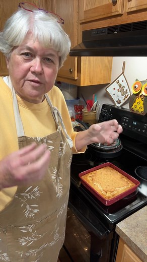 If you wanna see a simple easy way to make delicious cornbread just join us and learn how to make your own homemade cornbread #whitelilycornmealandflour | In the Kitchen with Kathy