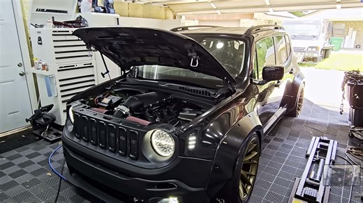 Bu Jeep Renegade, kaputunun altında 5.7 litrelik bir V8 taşıyor