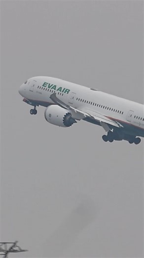 Eva air 787-10 takeoff 🤩🔥 #aviation #planespottinglfpo #787 #munichairport #peakaviation #shorts