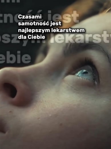 To przestrzeń, w której w końcu możesz usłyszeć siebie 🧎‍♀️ Czasem ta cisza boli - to fakt. Bo nagle słyszysz swoje myśli wyraźniej niż kiedykolwiek wcześniej i widzisz to, czego unikałaś i nie chciałaś zobaczyć. Czujesz to, co było spychane przez Ciebie ale to właśnie tam zaczyna się Twoje uzdrowienie. Samotność uczy Cię wracać do siebie. Do swojego ciała, swojej intuicji i swojej prawdy. Uczy Cię, że nie potrzebujesz mieć kogoś obok, aby czuć się kompletna. Kiedy zostajesz sama ze sobą.. zacz