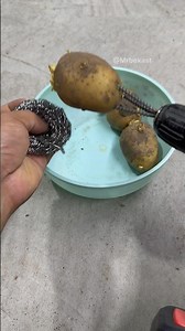 ⚡ High-Speed Potato Cleaning Process Using a Power Drill and Scouring Pad