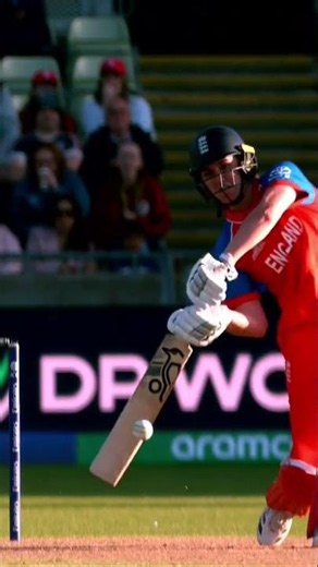 Nat Sciver-Brunt rocking up with a stylish hit over the fence 😮 #T20WorldCup