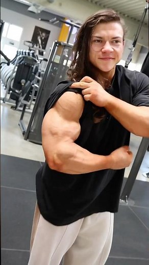Look at her HULKING Arms - Annabell Serfling