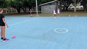 Training tryout 📋 Shoulder pass This activity is one of our FAVS 💞 Super simple but loaded with development ✅ The activity 💁🏼‍♀️ 🔸The worker passes the ball to a passer using a shoulder pass 🔸Then as soon as the ball is released they lead straight to them for another pass 🔸Turn and release the ball to the other passer 🔸 Repeat the process 🔸 Work for 75 sec without stopping then change over 💎 Skills we are developing 💎 👉🏼 Shoulder pads on the run 👉🏼 Footwork 1/2 👉🏼 Leading onto t