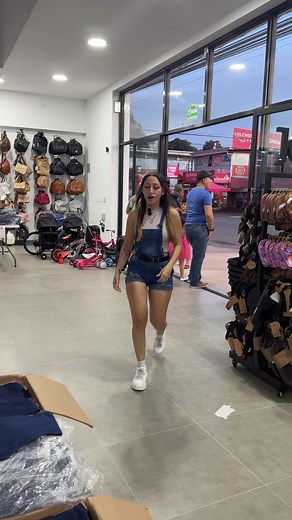 #pelonlocura #solo mañana 6 de diciembre #prometido #pelonlocura #Quepos #queposmall#variedad #venimos para quedarnos siempre los mejores precios