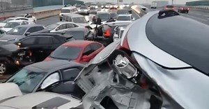 Accident în lanț pe o autostradă din China, din cauza poleiului. Peste 100 de autoturisme s-au ciocnit VIDEO