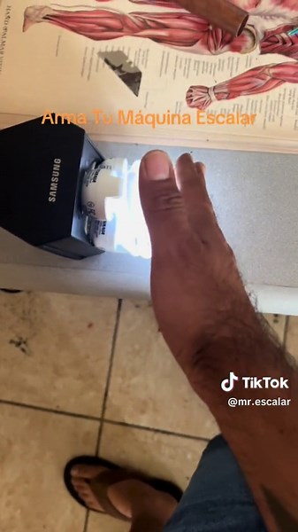 🔋 Explorando la Energía Escalar en Acción ⚡️ En este video, te llevo a un recorrido por mi máquina escalar en funcionamiento. ¡Mira cómo la energía fluye a través de sus componentes y cómo, al tocar una mini lámpara Caribe, se enciende al contacto! Esta es una pequeña demostración de cómo la tecnología escalar puede ofrecer soluciones innovadoras para el bienestar y la salud. ¡La ciencia y la tecnología se unen para abrir nuevas posibilidades! 🌟 #EnergíaEscalar #Tecnología #Innovación #Bienest