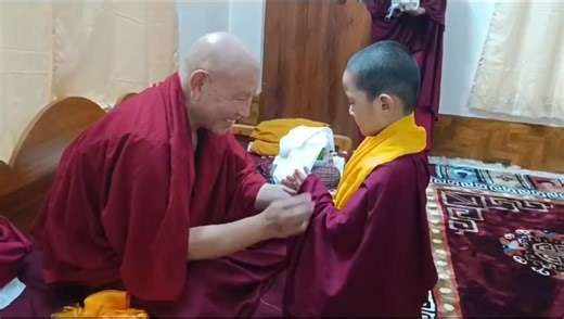སློབ་དཔོན་ཀླུ་སྒྲུབ་ཞལ་ལས། འདི་བཟུང་ཚེ་རབས་ཐམས་ཅད་དུ། །མི་ལུས་རིན་ཆེན་ཐོབ་པ་དང་། །གསང་སྔགས་རྡོ་རྗེ་ཐེག་པ་ཡི། །བླ་མ་སངས་རྒྱས་རྣམས་དང་མཇལ་བར་ཤོག ། | Tulku Tenzin Cheki Jatsho