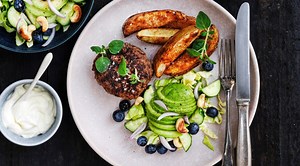Biffar med avokadosallad och klyftpotatis