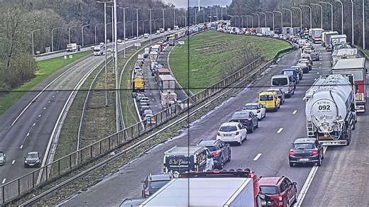 Retour à la normale sur l'E19 au Roeulx après l’accident impliquant plusieurs poids lourds - RTBF Actus