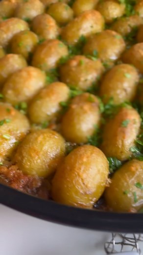 Lala on Instagram: "Krompir na parmezanu #mirisdunja Recept: 1,5 kg mladog krompira dobro oprati i isjeci na polovine,te kuhati u slanoj vodi oko 10 min. U medjuvremenu u sud u kojem cete ga peci pripremite 4 kašike maslinovog ulja 50 g putera sjecenog na listice 6,7 cehuljica bijelog luka 80 g ribanog parmezana Persun Biber So Krompir posloziti u tepsiju i premazati ga maslinovim uljem po zelji posuti krupnom solju Staviti u pećnicu na 200 C 40 minuta U toku pecenja 2x premazite krompirice sa m