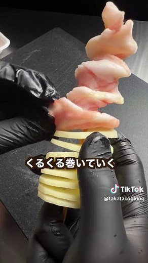 ザクほくっ食感たまらんトルネードポテポーク こんにちはタカタクです♪ 今回はあのトルネードポティトに 豚バラ巻いて揚げてみました！ 外はカリッとジューシーで 中はホクホクポティト🥔 テリ旨ダレと卵黄マヨつけたら マジでヤバいのできたで😳 動画で使った食材やキッチングッズ ▶︎ fanme.link/@takataku 〈材料〉 じゃがいも（小ぶりのメークイン） 4個 豚バラ薄切り 10〜12枚 片栗粉 大さじ2〜3 揚げ油 適宜 ※豚バラは長ければ1本につき2〜3枚 全部で300〜350gくらいが目安です 【テリ旨ダレ材料】 しょうゆ 大さじ4 みりん 大さじ4 お酒 大さじ2 砂糖 大さじ2 おろしにんにく 1cm バター 10g 【卵黄マヨソース材料】 マヨネーズ 大さじ3 卵黄 1個 牛乳 小さじ1 レモン汁 小さじ1/2 お塩 少々 〈作り方〉 ①じゃがいもは皮をむく ②今回はDAISOのくるりんカッターを使って トルネードポティトを作ります ③ポティトの中心を狙って カッターの先っちょを刺し くるくる回してねじ込んでいく ④ここまできたら ポティトをしっかり持って くるく