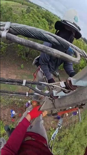 USA Linemen Working on Live High Voltage Lines 😳
