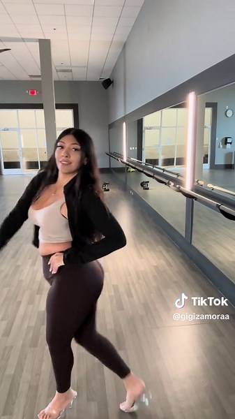 Strut Like a Model: Tips for Runway Confidence