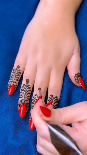 Saliha Khawaja on Instagram: "Must try! Shiny #henna design ❤️ you’ll love it"