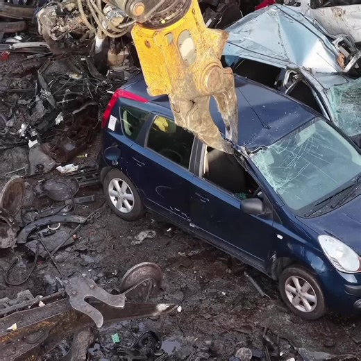 Car Dismantler Machine in Action: Hyundai Powerhand VRS