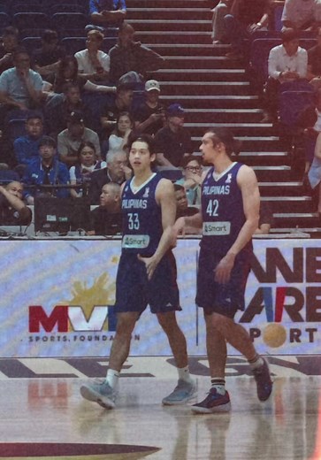 IN ANOTHER LIFE… 🥹💚❤️ …we might’ve seen this duo in a maroon uniform but watching them play together last night was enough ✊🏼🇵🇭 We miss you, Carl and Q! #UPFight #fyp #GilasPilipinas #CarlTamayo #QMB