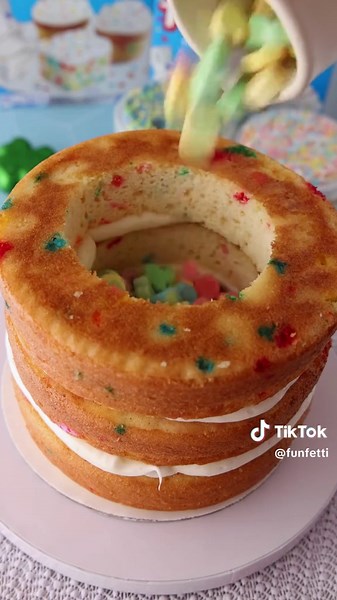 SURPRISE! It’s a St. Paddy’s Day cake filled with good luck charms!🍀 Be sure to save the full recipe to make for the holiday!⬇️ You’ll need... 2 boxes of Funfetti Premium Cake and Cupcake Mix Additional ingredients to prepare cake mix per box instructions 2 tubs of Funfetti Vanilla Frosting 2 tubs of Funfetti Vibrant Green Vanilla Frosting 1 cup marshmallow cereal Round cookie cutter Directions: 1. Prepare cake mix according to box instructions for 6” round cakes, to create 4 layers. Cool compl