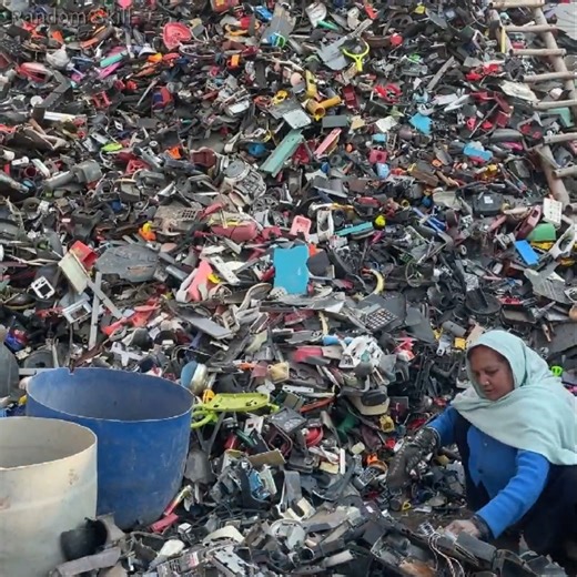 13M views · 117K reactions | The Process of Plastic Scrap Recycling Machine Process Of Old Plastic to Making Motorcycle Mudguar #ScrapRecycling #processof #manufacturing #MachineProcessOf | Random Skills | Facebook