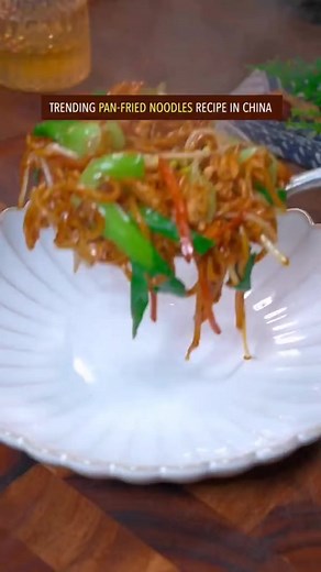 341K views · 5.5K reactions | Easy and quick pan-fried noodles recipe in China, do you want to try #Recipe #chowmein #noodles #chinesefood #reels | Street Food The World | Facebook