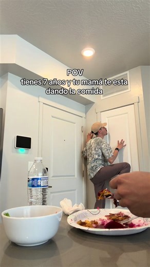 Cuando tengo 7 años y mi mamá me da de comer