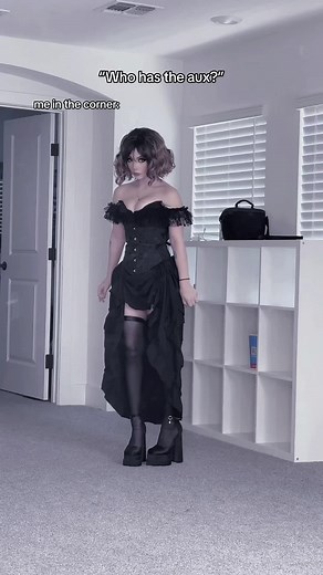1989 Ella Paisley Leaks Fun Moment