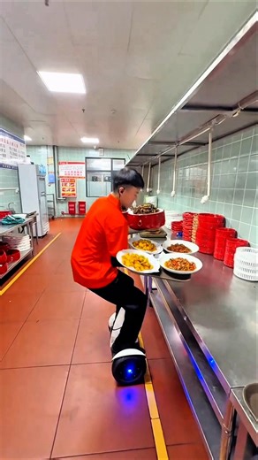 Irmão Super-Herói com Sapatos de Rodas!🦸‍♂️👟 🍱✨