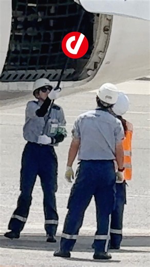 新人研修。突っ張り棒をたたんでカーゴドア・クローズ、Wチェック【2倍速】！ANA WINGS Bombardier DHC-8-402Q Dash 8 大阪国際（伊丹）空港 #shorts