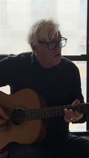 Robyn Hitchcock on Instagram: "Merry Christmas everybody! Love from NYC 🎄❤️🎄"