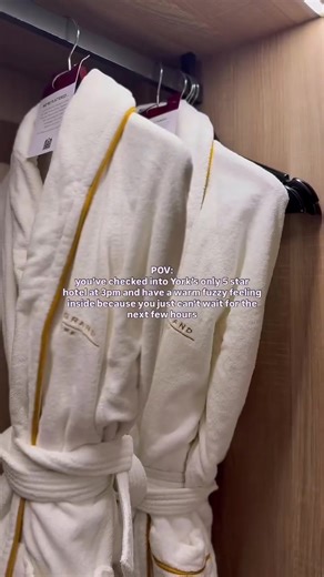 Exploring @The Grand, York : PART 2 | The Rooms Wondering what The Grand’s classic double rooms look like? We were in the modern part of the building and were so impressed considering that these are The Grand’s standard rooms - very spacious, with a modern & traditional decor. We loved the small touches like switches by the bed for all of the lights, fresh shortbread on arrival and robes we stepped into at soon as we arrived. The room had all the amenities you could wish for including a coffee m