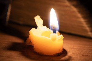 Is Wax Flammable: Can Candle Wax, Paraffin & Beeswax Burn?