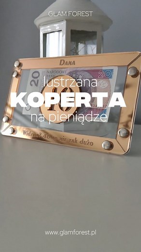 31 reactions · 28 comments | Lustrzana koperta na pieniądze  Idealny pomysł na zapakowanie pieniądzy na prezent urodzinowy  Mamy również modele na inne okazje - Chrzest, Komunię, Ślub, Rocznicę, Święta i inne. W śród zmieści się ok 12 banknotów różnej waluty i nominału  #prezent #urodziny #koperta #pomysłnaprezent #18stka #wesele #30stka #ślub #osiemnastka #50tka | Glam Forest deco- dekoracje i dodatki na każdą okazję | Facebook