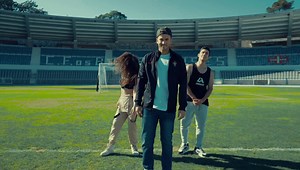 Vamos todos e #vamoscomtudo aprender a coreo oficial da música da nossa seleção. Façam aí, partilhem no Instagram e TikTok, só têm de taggar @davidcarreiraoficial, @ludmilla, @giulia, @preto__show e @portugal e o melhor vídeo vai receber uma camisola, uma bola de futebol autografada e várias surpresas da seleção, quero ver aí essas coreos! | David Carreira