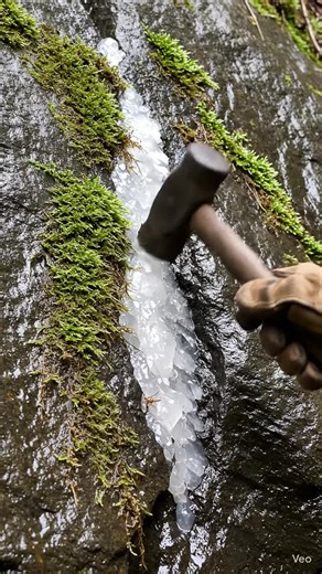 I found THIS hidden inside the ice! 😱✨ #gold #setisfyingvideos #asmrsounds #asmr #ai