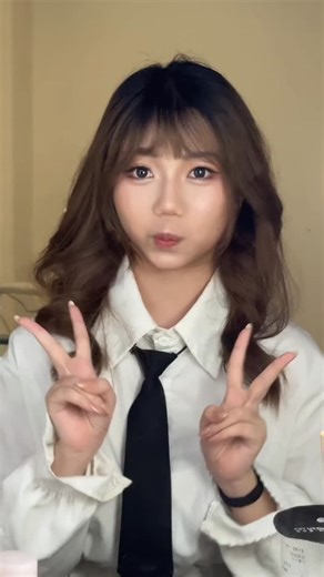 C.wing -詩穎🧚🏻‍♀️🪄 on Instagram: "用化妝發掘你自信、可愛、沉靜或明艷的無限可能💕 我想幫你看到的，是那個讓你自己也眼前一亮的自己🤩✨ . Makeup &hair by @cwing_hk.makeup_art 查詢約妝請DM ！ 素人完全OK 🥳🥳 #model #韓系 #香港化妝師 #makeuplover #化妝set頭 #hk #可愛 #q #活潑 #舞台妝容 #活力 #溶化我的心❤️ #正能量 #正妹 #紅磡 #紅磡化妝 #化妝工作室 #00后创业 #00后整頓職場 #05 #06"